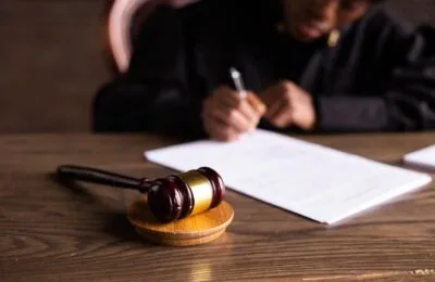 Actorul Bobb’e J. Thompson a fost condamnat la 30 de luni de închisoare federală pentru posesie ilegală de armă